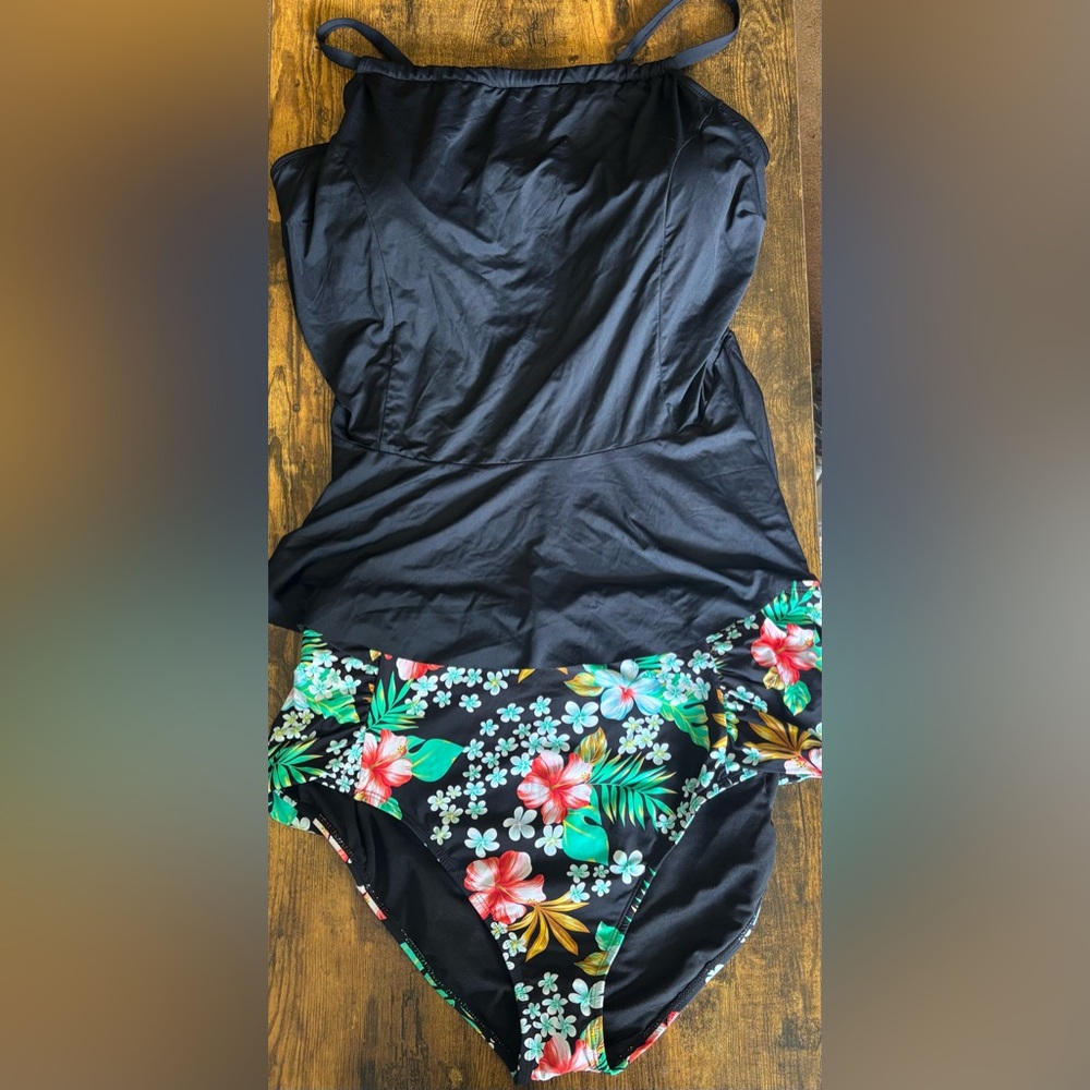 New Women’s Plus Size Tankini Swim Set Size 3X Black Top With Floral Bottoms